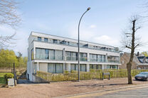 Unique opportunity: Move-in ready ground-floor apartment with two bedrooms, two terraces, a private garden, and a large shared garden with pond. Located in a small-scale residence of just eight units, within walking distance of Grimbergen’s center and r