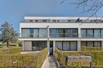 Unique opportunity: Move-in ready ground-floor apartment with two bedrooms, two terraces, a private garden, and a large shared garden with pond. Located in a small-scale residence of just eight units, within walking distance of Grimbergen’s center and r