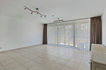 Unique opportunity: Move-in ready ground-floor apartment with two bedrooms, two terraces, a private garden, and a large shared garden with pond. Located in a small-scale residence of just eight units, within walking distance of Grimbergen’s center and r
