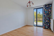 Unique opportunity: Move-in ready ground-floor apartment with two bedrooms, two terraces, a private garden, and a large shared garden with pond. Located in a small-scale residence of just eight units, within walking distance of Grimbergen’s center and r