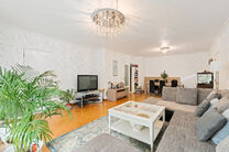 This move-in-ready three-bedroom apartment is centrally located on the village square of Strombeek-Bever, with numerous amenities in the immediate vicinity and within walking distance. Brussels is very quickly and easily accessible. It features a beautifu