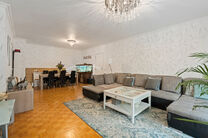 This move-in-ready three-bedroom apartment is centrally located on the village square of Strombeek-Bever, with numerous amenities in the immediate vicinity and within walking distance. Brussels is very quickly and easily accessible. It features a beautifu