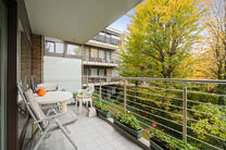 This move-in-ready three-bedroom apartment is centrally located on the village square of Strombeek-Bever, with numerous amenities in the immediate vicinity and within walking distance. Brussels is very quickly and easily accessible. It features a beautifu