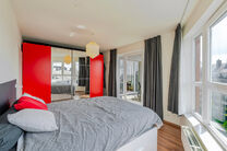 This beautiful 2-bedroom apartment, including a parking space and cellar, is located on the 6th floor of a well-maintained residence surrounded by greenery, ideally situated near UZ Jette.

LAYOUT:
Upon entering, you are welcomed into a central hallway le