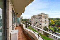 This bright and practically arranged 2-bedroom apartment is located on the 8th floor of a well-maintained building.
Thanks to its elevated position, it enjoys an open view and plenty of natural light throughout the day.

The apartment offers two terraces,