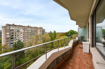 This bright and practically arranged 2-bedroom apartment is located on the 8th floor of a well-maintained building.
Thanks to its elevated position, it enjoys an open view and plenty of natural light throughout the day.

The apartment offers two terraces,