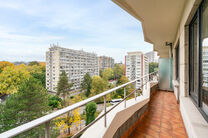 This bright and practically arranged 2-bedroom apartment is located on the 8th floor of a well-maintained building.
Thanks to its elevated position, it enjoys an open view and plenty of natural light throughout the day.

The apartment offers two terraces,