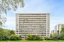 This bright and practically arranged 2-bedroom apartment is located on the 8th floor of a well-maintained building.
Thanks to its elevated position, it enjoys an open view and plenty of natural light throughout the day.

The apartment offers two terraces,