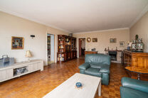 This bright one-bedroom apartment is ideally located on the 6th floor of a well-maintained residential building.
The property features two terraces, an underground parking space (mandatory purchase at &euro;15,000), and a private cellar storage unit.

The he