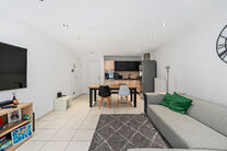 This move-in ready apartment with 2 bedrooms and 1 bathroom is located in a quiet residential area, with a strategic location close to public transport and within short distance of Elisabeth Park.

Upon entering the apartment, you step into a bright livin