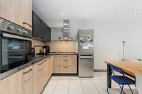 This move-in ready apartment with 2 bedrooms and 1 bathroom is located in a quiet residential area, with a strategic location close to public transport and within short distance of Elisabeth Park.

Upon entering the apartment, you step into a bright livin