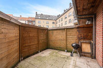 This move-in ready apartment with 2 bedrooms and 1 bathroom is located in a quiet residential area, with a strategic location close to public transport and within short distance of Elisabeth Park.

Upon entering the apartment, you step into a bright livin