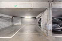 This move-in ready apartment with 2 bedrooms and 1 bathroom is located in a quiet residential area, with a strategic location close to public transport and within short distance of Elisabeth Park.

Upon entering the apartment, you step into a bright livin