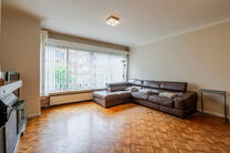 This bright 3-bedroom apartment, with cellar and a beautiful covered terrace overlooking the Brussels skyline, is located on the third floor of a well-maintained building, close to the historic Basilica of Koekelberg and Elisabeth Park.

LAYOUT:
The centr