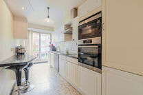 This bright 3-bedroom apartment, with cellar and a beautiful covered terrace overlooking the Brussels skyline, is located on the third floor of a well-maintained building, close to the historic Basilica of Koekelberg and Elisabeth Park.

LAYOUT:
The centr