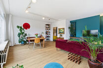 This bright, move-in-ready corner apartment with 2 bedrooms and 1 bathroom is located on the 3rd floor of a small-scale co-ownership building.
It enjoys a prime location near the Park of Laeken, in a sought-after residential area with easy access to both 