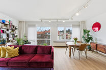 This bright, move-in-ready corner apartment with 2 bedrooms and 1 bathroom is located on the 3rd floor of a small-scale co-ownership building.
It enjoys a prime location near the Park of Laeken, in a sought-after residential area with easy access to both 