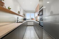 This bright, move-in-ready corner apartment with 2 bedrooms and 1 bathroom is located on the 3rd floor of a small-scale co-ownership building.
It enjoys a prime location near the Park of Laeken, in a sought-after residential area with easy access to both 