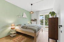 This bright, move-in-ready corner apartment with 2 bedrooms and 1 bathroom is located on the 3rd floor of a small-scale co-ownership building.
It enjoys a prime location near the Park of Laeken, in a sought-after residential area with easy access to both 