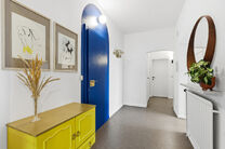 This bright, move-in-ready corner apartment with 2 bedrooms and 1 bathroom is located on the 3rd floor of a small-scale co-ownership building.
It enjoys a prime location near the Park of Laeken, in a sought-after residential area with easy access to both 