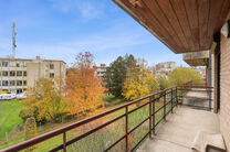 This two-bedroom apartment is located on the second floor of a well-maintained, high-quality building, surrounded by greenery and tranquillity. Despite its peaceful setting, shops, public transport and other amenities are within walking distance.

The apa