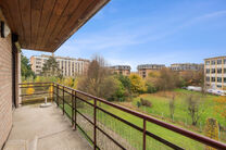 This two-bedroom apartment is located on the second floor of a well-maintained, high-quality building, surrounded by greenery and tranquillity. Despite its peaceful setting, shops, public transport and other amenities are within walking distance.

The apa