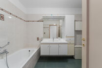 This two-bedroom apartment is located on the second floor of a well-maintained, high-quality building, surrounded by greenery and tranquillity. Despite its peaceful setting, shops, public transport and other amenities are within walking distance.

The apa