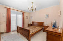 This two-bedroom apartment is located on the second floor of a well-maintained, high-quality building, surrounded by greenery and tranquillity. Despite its peaceful setting, shops, public transport and other amenities are within walking distance.

The apa