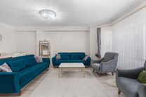 This fully move-in-ready and tastefully renovated two-bedroom apartment is located on the second floor of a well-maintained building, in an exceptionally convenient location within walking distance of Tour & Taxis and the vibrant Canal district.
The neigh