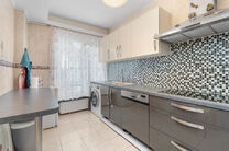 This fully move-in-ready and tastefully renovated two-bedroom apartment is located on the second floor of a well-maintained building, in an exceptionally convenient location within walking distance of Tour & Taxis and the vibrant Canal district.
The neigh