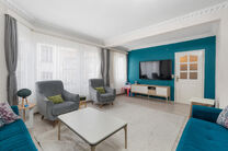 This fully move-in-ready and tastefully renovated two-bedroom apartment with terrace is located on the second floor of a well-maintained building, in an exceptionally convenient location within walking distance of Tour & Taxis and the vibrant Canal distri