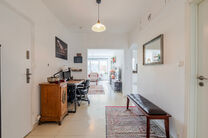 This contemporary, fully move-in-ready two-bedroom apartment is located in a small-scale co-ownership in Strombeek-Bever.
The apartment features a southeast-facing terrace and includes two practical private cellars for additional storage space.
With its m