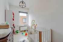 This contemporary, fully move-in-ready two-bedroom apartment is located in a small-scale co-ownership in Strombeek-Bever.
The apartment features a southeast-facing terrace and includes two practical private cellars for additional storage space.
With its m