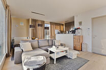 This stunning, move-in-ready corner apartment combines an exceptional location with optimal living comfort.
Located on the edge of Park Drie Fonteinen in Vilvoorde, it offers a green and peaceful environment while providing easy access to essential amenit