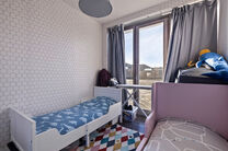 This stunning, move-in-ready corner apartment combines an exceptional location with optimal living comfort.
Located on the edge of Park Drie Fonteinen in Vilvoorde, it offers a green and peaceful environment while providing easy access to essential amenit