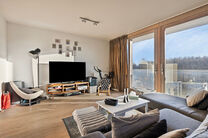 This stunning, move-in-ready corner apartment combines an exceptional location with optimal living comfort.
Located on the edge of Park Drie Fonteinen in Vilvoorde, it offers a green and peaceful environment while providing easy access to essential amenit