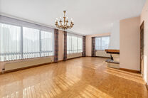 This bright corner apartment with 3 bedrooms and 2 bathrooms, garage and cellar is located in a small-scale co-ownership consisting of only 4 apartments.
Thanks to its excellent location, the property enjoys easy access to Brussels and the Brussels Ring R