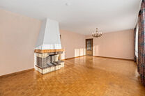 This bright corner apartment with 3 bedrooms and 2 bathrooms, garage and cellar is located in a small-scale co-ownership consisting of only 4 apartments.
Thanks to its excellent location, the property enjoys easy access to Brussels and the Brussels Ring R