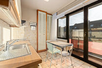 This bright corner apartment with 3 bedrooms and 2 bathrooms, garage and cellar is located in a small-scale co-ownership consisting of only 4 apartments.
Thanks to its excellent location, the property enjoys easy access to Brussels and the Brussels Ring R