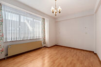 This bright corner apartment with 3 bedrooms and 2 bathrooms, garage and cellar is located in a small-scale co-ownership consisting of only 4 apartments.
Thanks to its excellent location, the property enjoys easy access to Brussels and the Brussels Ring R