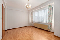 This bright corner apartment with 3 bedrooms and 2 bathrooms, garage and cellar is located in a small-scale co-ownership consisting of only 4 apartments.
Thanks to its excellent location, the property enjoys easy access to Brussels and the Brussels Ring R