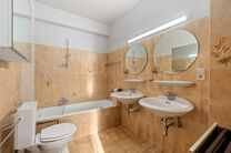 This bright corner apartment with 3 bedrooms and 2 bathrooms, garage and cellar is located in a small-scale co-ownership consisting of only 4 apartments.
Thanks to its excellent location, the property enjoys easy access to Brussels and the Brussels Ring R