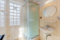 This bright corner apartment with 3 bedrooms and 2 bathrooms, garage and cellar is located in a small-scale co-ownership consisting of only 4 apartments.
Thanks to its excellent location, the property enjoys easy access to Brussels and the Brussels Ring R