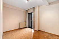 This bright corner apartment with 3 bedrooms and 2 bathrooms, garage and cellar is located in a small-scale co-ownership consisting of only 4 apartments.
Thanks to its excellent location, the property enjoys easy access to Brussels and the Brussels Ring R