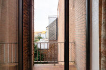 This bright corner apartment with 3 bedrooms and 2 bathrooms, garage and cellar is located in a small-scale co-ownership consisting of only 4 apartments.
Thanks to its excellent location, the property enjoys easy access to Brussels and the Brussels Ring R