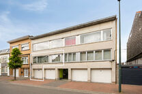 This two-bedroom apartment with garage and garden is located on the first floor of a small-scale co-ownership (6 apartments) in the center of Zaventem.

LAYOUT:
Upon entering the apartment, you are welcomed into the entrance hall, which leads to the spaci