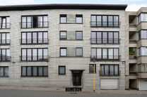 Dit gelijkvloerse appartement beschikt over 3 slaapkamers, veranda, kelder en autostaanplaats.

INDELING:
Via de centrale inkomhal is er toegang tot alle vertrekken van het appartement.
De goed onderhouden parketvloer loopt door in het gehele appartement.