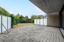Dit gelijkvloers appartement met twee slaapkamers is gelegen in een rustige, landelijke omgeving vlakbij de Vlaamse grens, in een goed onderhouden mede-eigendom.
Hoewel er momenteel nog geen keuken of badkamer aanwezig is, biedt dit pand veel potentieel. 