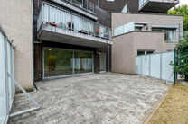 Dit gelijkvloers appartement met twee slaapkamers is gelegen in een rustige, landelijke omgeving vlakbij de Vlaamse grens, in een goed onderhouden mede-eigendom.
Hoewel er momenteel nog geen keuken of badkamer aanwezig is, biedt dit pand veel potentieel. 