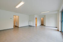 Dit gelijkvloers appartement met twee slaapkamers is gelegen in een rustige, landelijke omgeving vlakbij de Vlaamse grens, in een goed onderhouden mede-eigendom.
Hoewel er momenteel nog geen keuken of badkamer aanwezig is, biedt dit pand veel potentieel. 